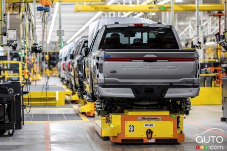 Vols de pièces dans trois usines Ford de Détroit