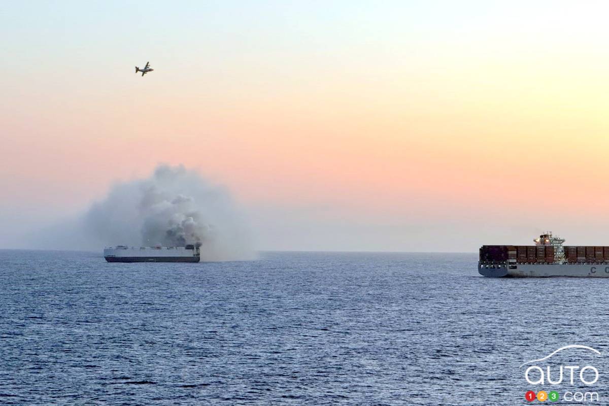 Un bateau de 3000 véhicules prend feu dans le Pacifique