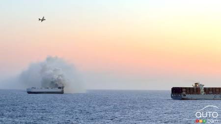 Un bateau de 3000 véhicules prend feu dans le Pacifique