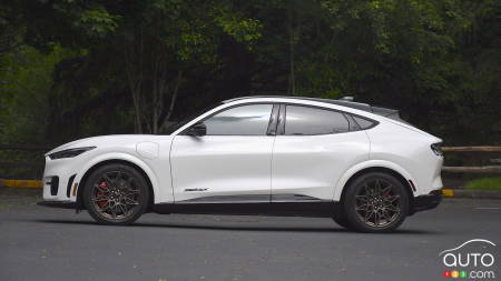 Ford Halts Deliveries of Mustang Mach-E and Recalls 300,000 Units of the EV