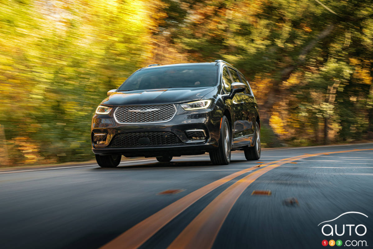 Chrysler Recalls 250,000 Minivans for Airbag Issue