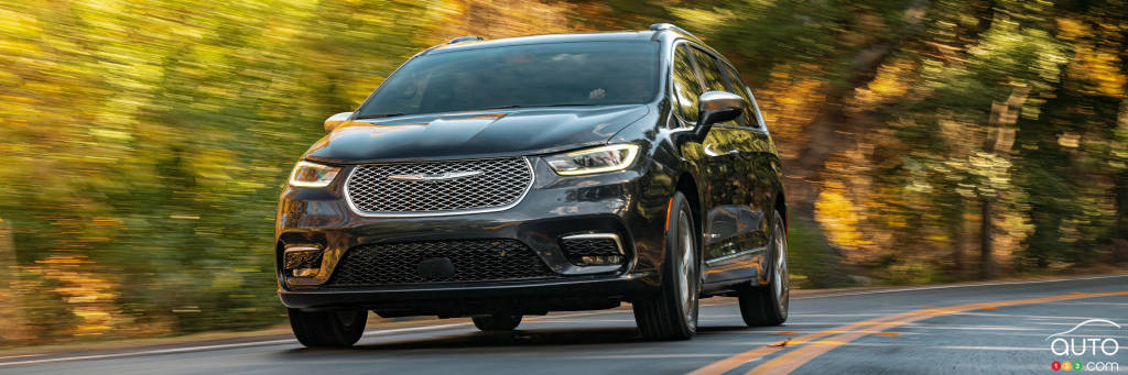 Chrysler Recalls 250,000 Minivans for Airbag Issue