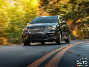 Chrysler Recalls 250,000 Minivans for Airbag Issue