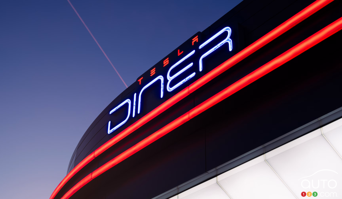 Tesla ouvre un resto rétro à Los Angeles : recharge rapide et bouffe rapide réunies