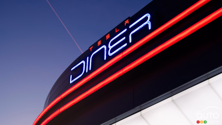 Tesla opens a retro restaurant in Los Angeles, combining fast charging with fast food.