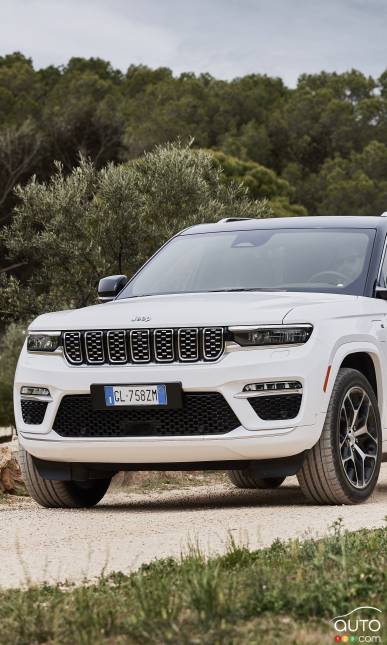 Jeep Recalls 121,000 Grand Cherokees for Headrest Issue