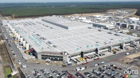 Incendie chez Tesla en Allemagne : une partie de la Gigafactory évacuée