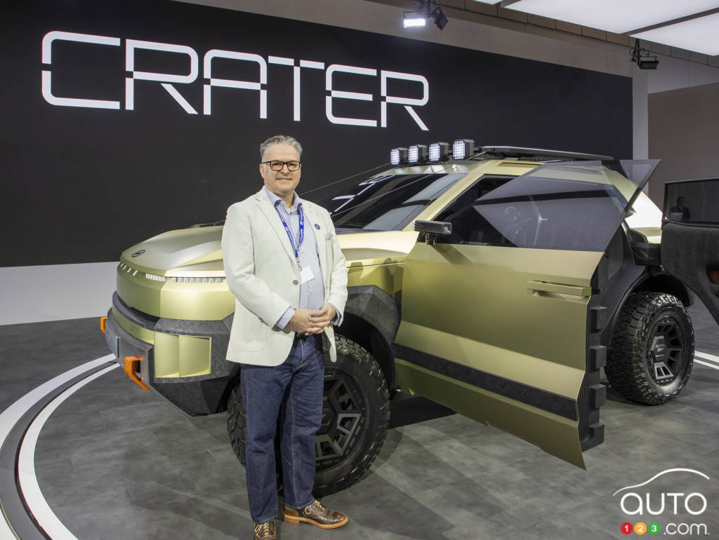 Steve Flamand devant le véhicule concept le Crater