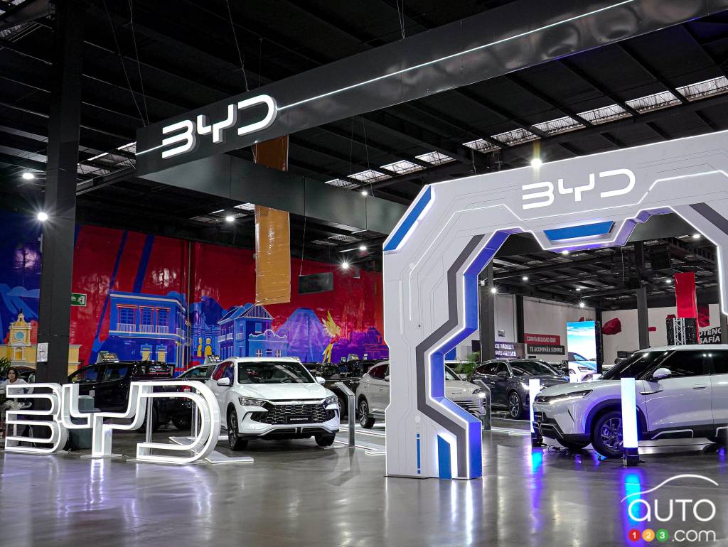 Kiosque BYD lors d'un salon automobile au Guatemala