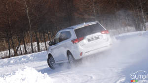 Mitsubishi Recalls 108,000 older Outlander SUVs over Falling Liftgates