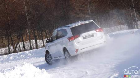 Mitsubishi Recalls 108,000 older Outlander SUVs over Falling Liftgates