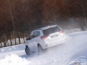 Mitsubishi Recalls 108,000 older Outlander SUVs over Falling Liftgates