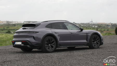 La familiale Porsche Taycan Cross Turismo restera au Canada en 2027