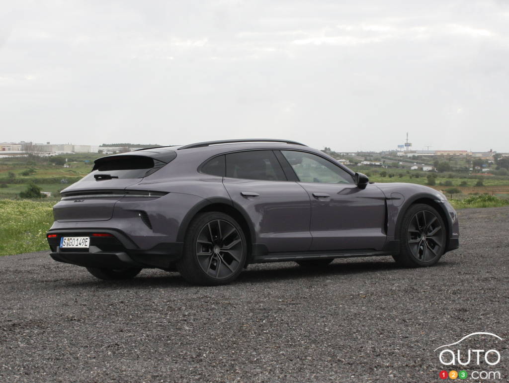 Porsche Taycan Cross Turismo 2025