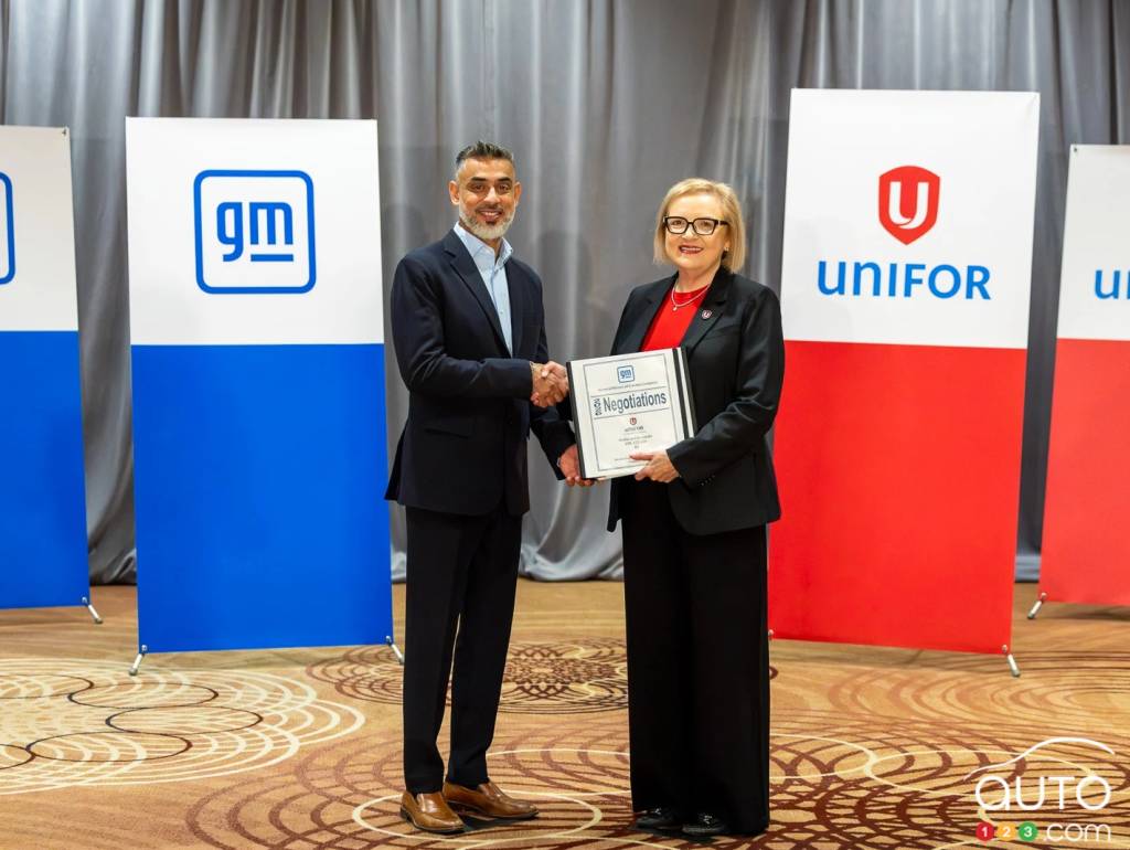 Jack Uppal de GM Canada et Lana Payne de Unifor