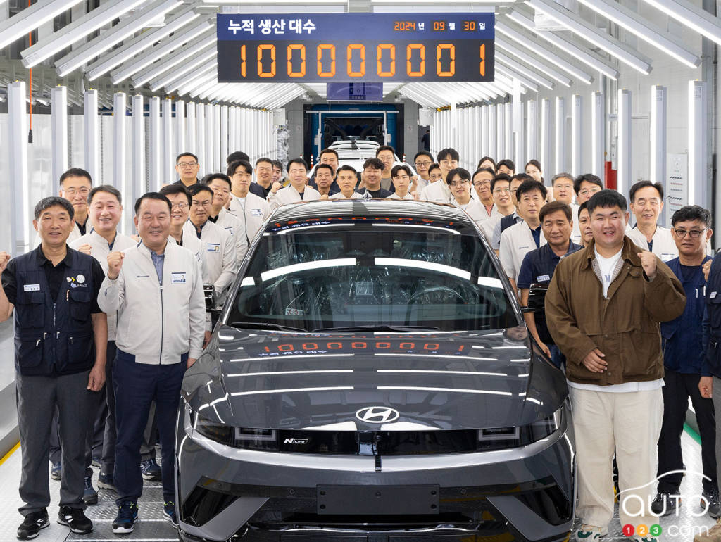 Des employés de Hyundai célèbrent la production de 100 millions de véhicules en 2024.