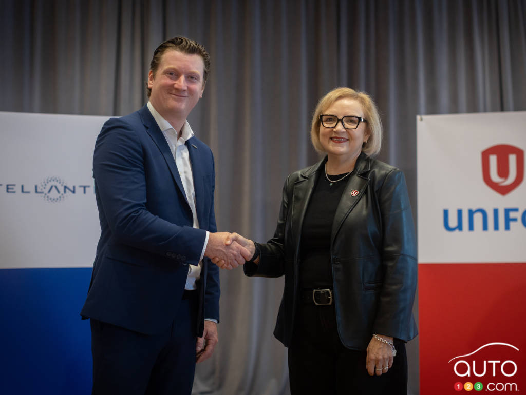 Trevor Longley, Preisdent and CEO of Stellantis Canada, and Lana Payne, National President of Unifor