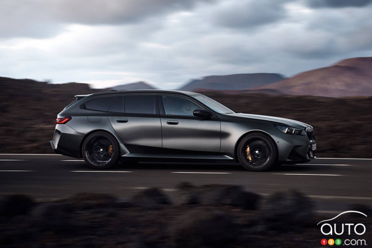 BMW M5 Touring 2025, de profil