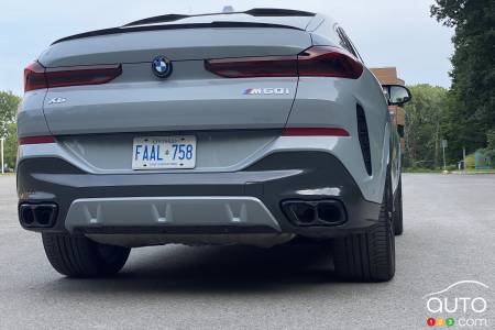 The rear of 2024 BMW X6 M60i