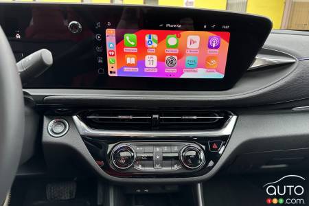 2024 Buick Envista ST touchscreen