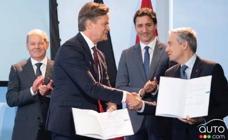 Olaf Schulze, Markus Schaefer (Mercedes-Benz), Prime Minister Justin Trudeau and François-Philippe Champagne, federal Minister of Innovation, Science and Industry