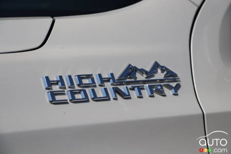 2025 Chevrolet Suburban High Country, badging