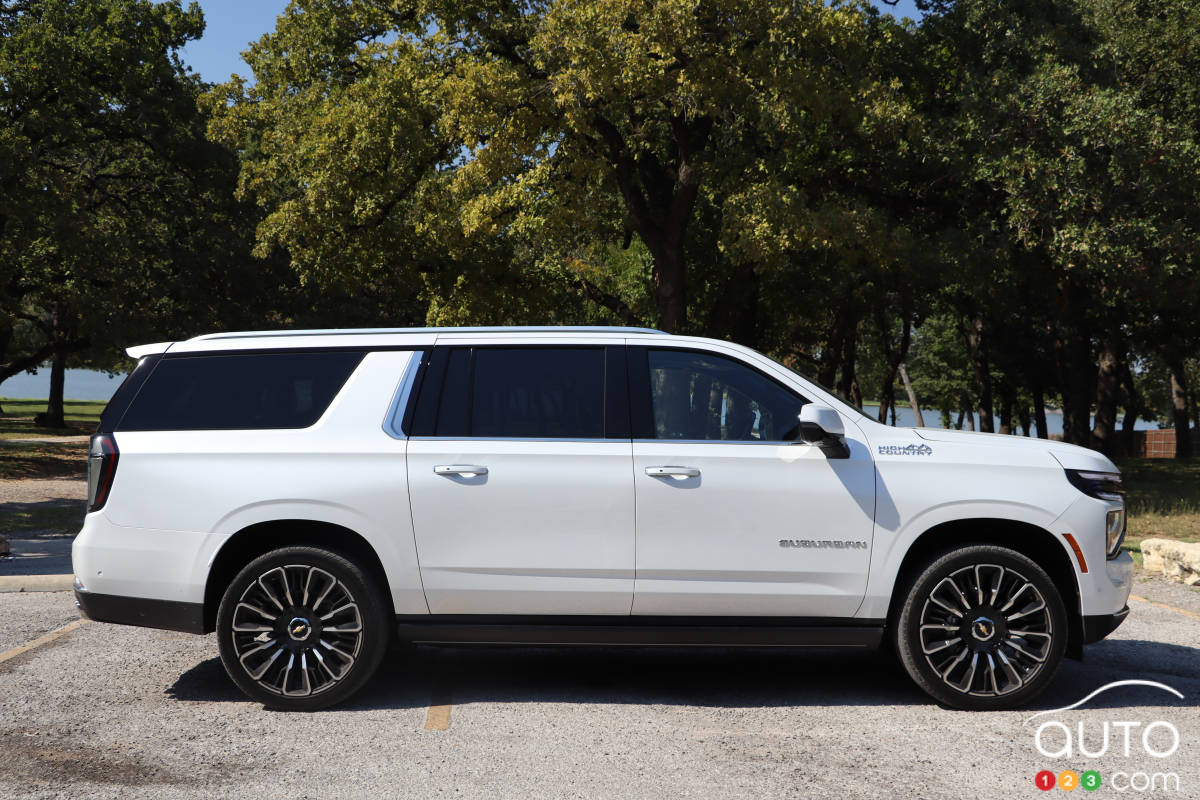 Chevrolet Suburban High Country 2025, de profil