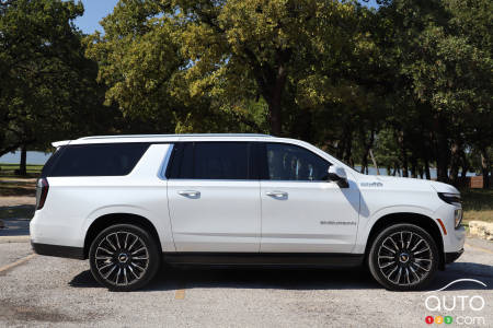 2025 Chevrolet Suburban High Country 2025, in profile