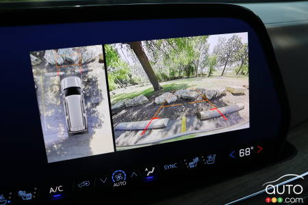 2025 Chevrolet Suburban, multimedia screen