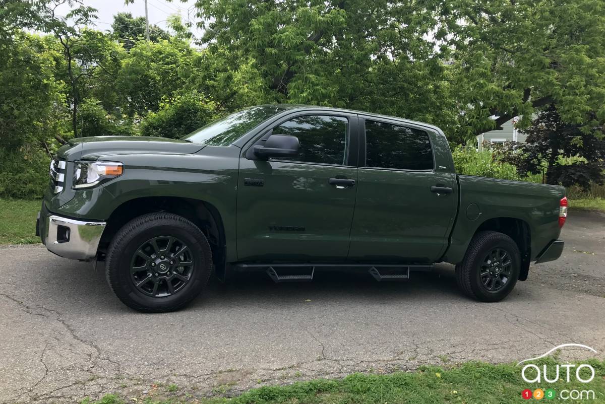 Le Toyota Tundra CrewMax SR5 2021, de profil