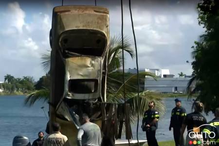 Un des 30 véhicules trouvé dans un lac à Miami, en Floride