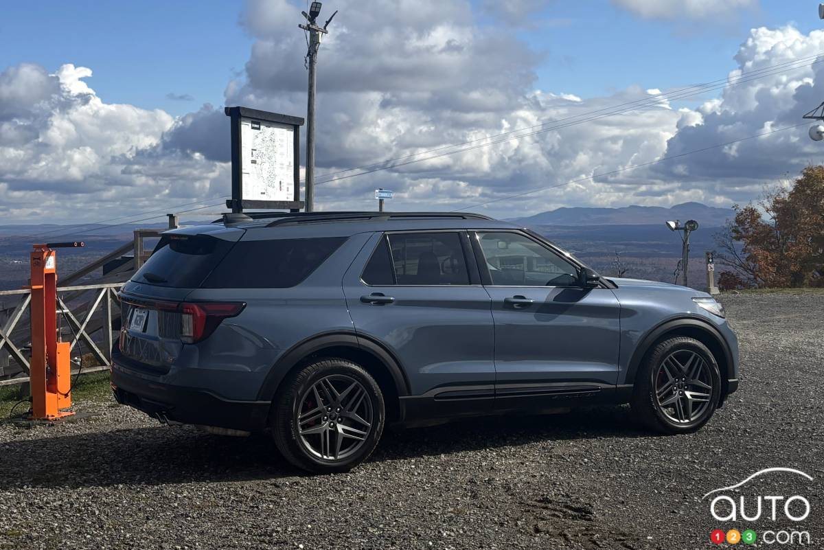 Ford Explorer 2025, de profil