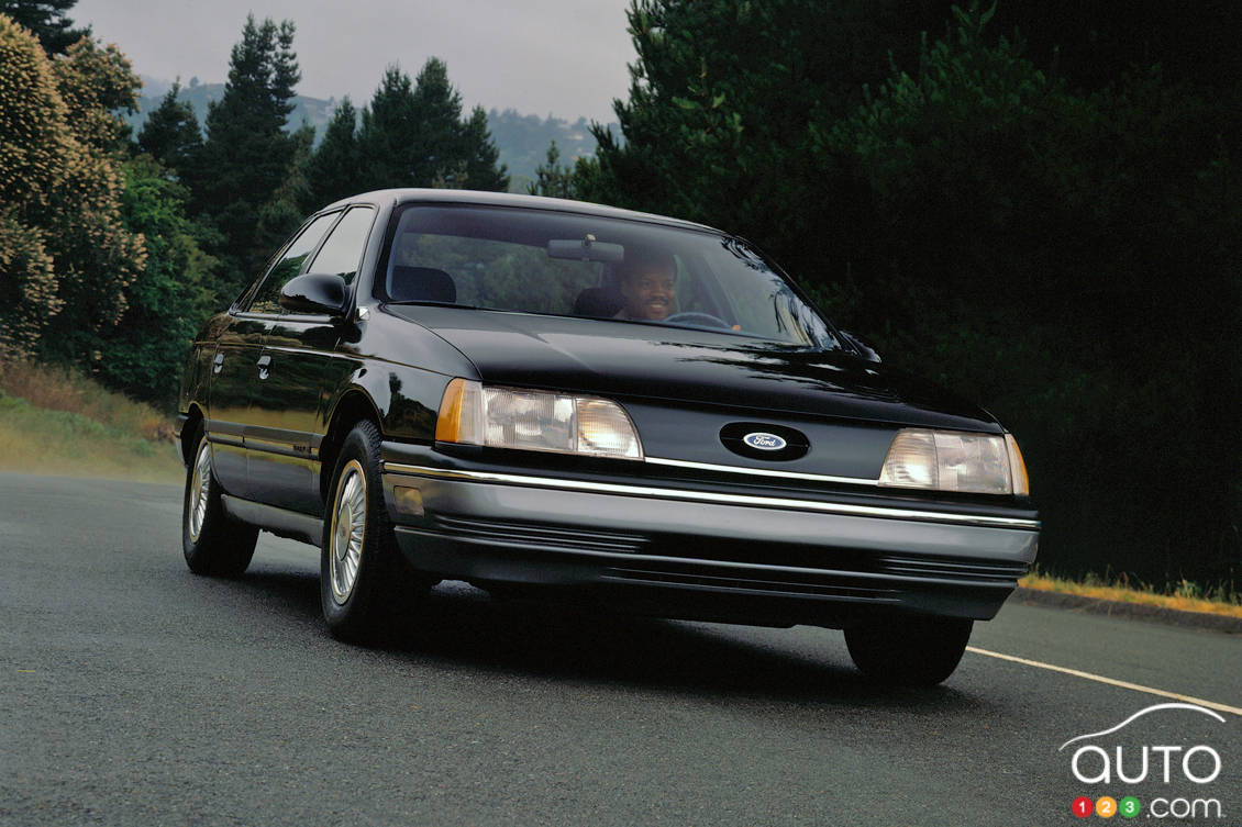 Ford Taurus 1986, avant