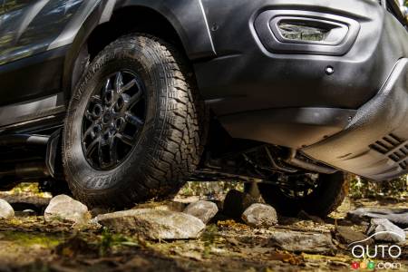 Les pneus Goodyear Wrangler Workhorse de 30,5 pouces du fourgon Transit Trail pouvaient frotter contre la doublure de la roue.