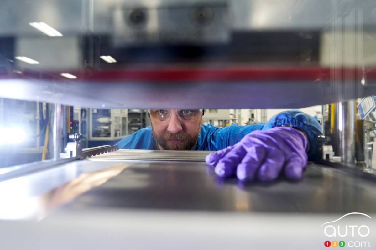 Un technicien à l'oeuvre lors de la fabrication des nouvelles batteries LMR de GM