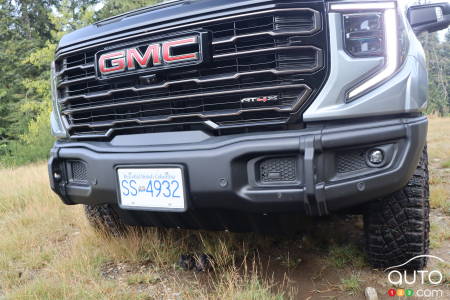 Front grille of the 2023 GMC Sierra 1500 AT4X AEV