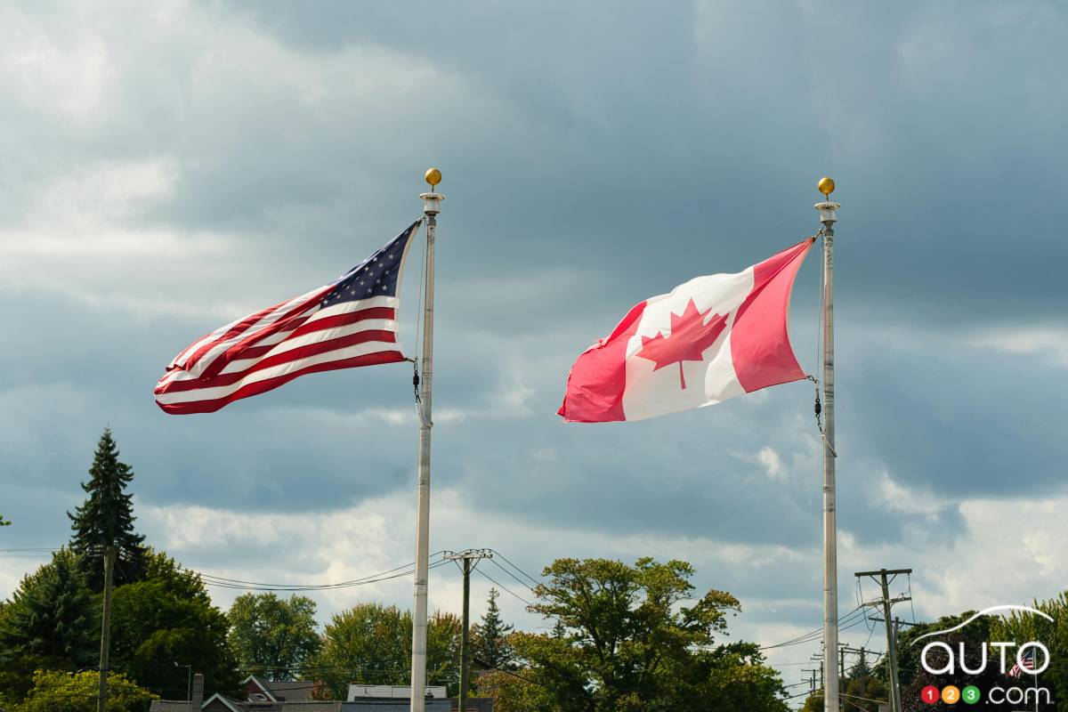 Les drapeaux américains et canadiens, à Harbor Beach au Michigan