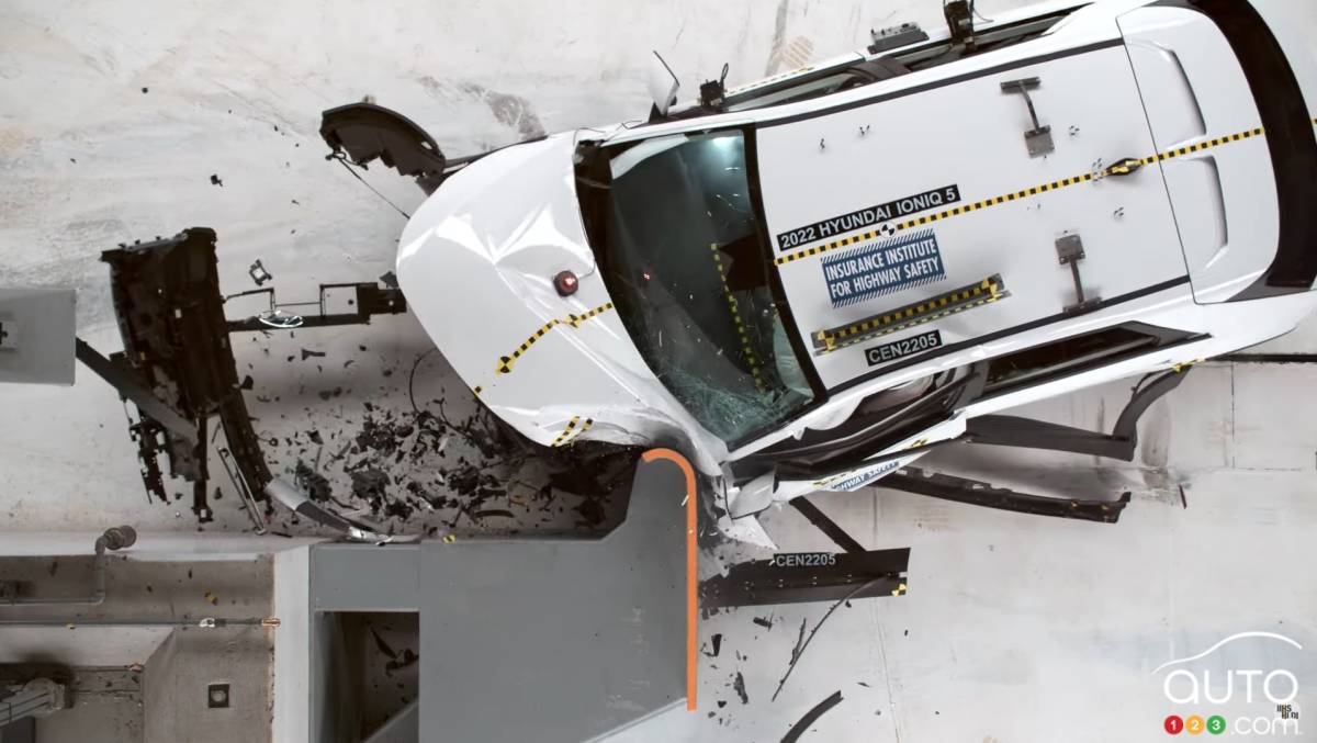 Le Hyundai Ioniq 5 2022 lors d'un test de collision, de haut