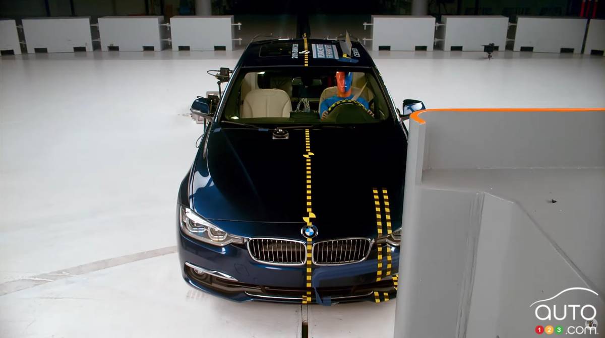 Une BMW Série 3 lors d'un test de collision