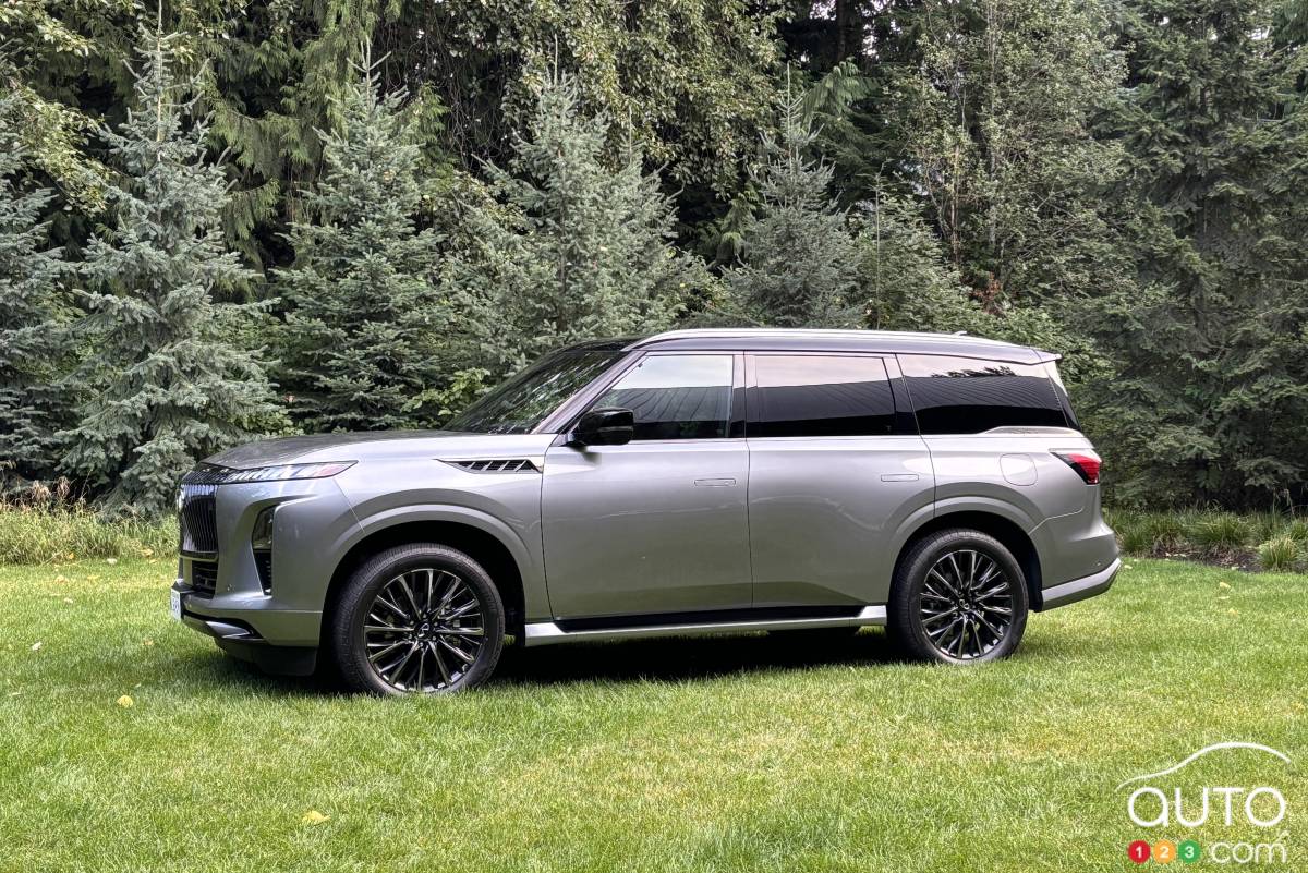 Infiniti QX80 2025, de profil