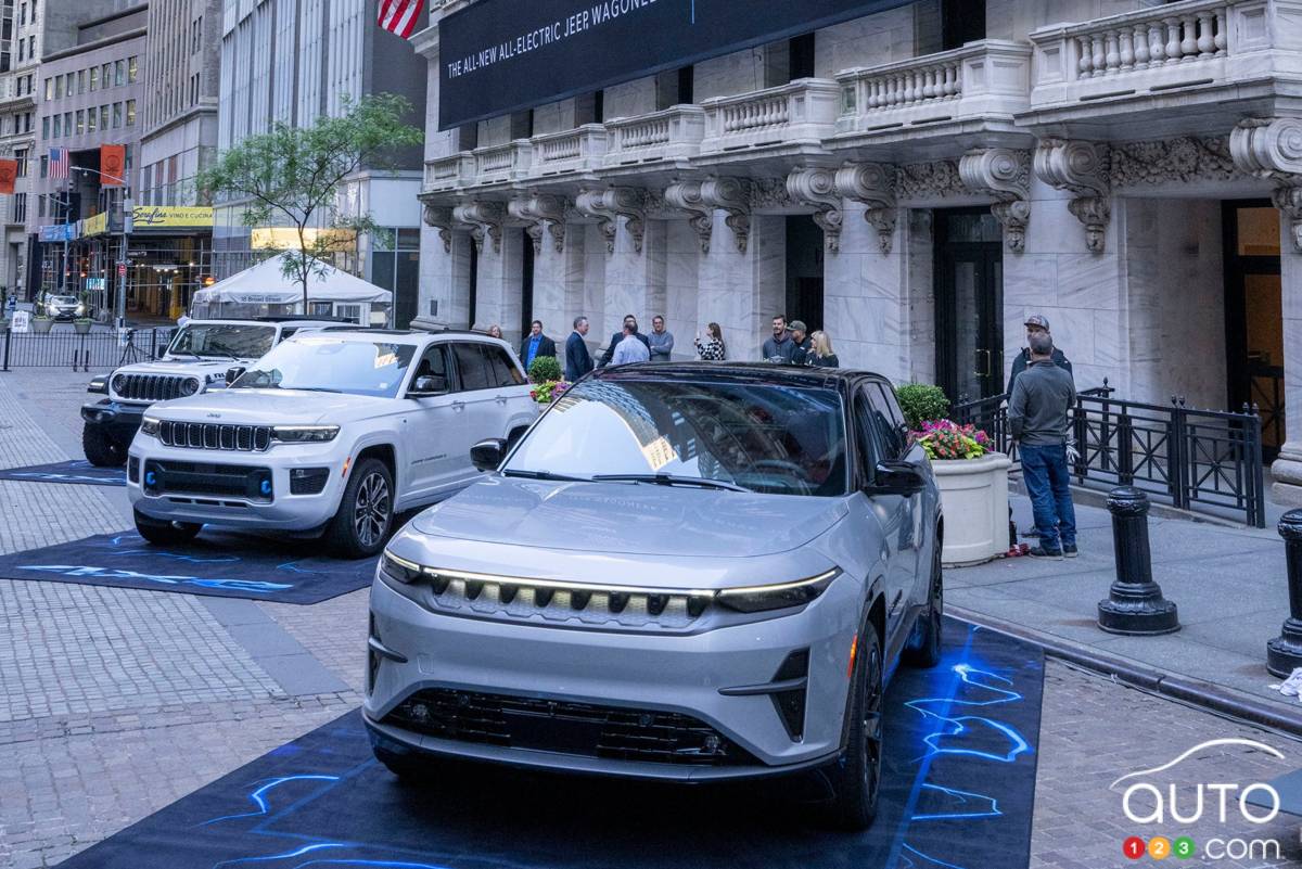 Des véhicules Jeep stationnés devant la Bourse de New York