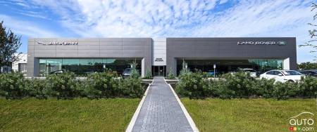 A Jaguar Land Rover dealership à South Orlando, in Florida