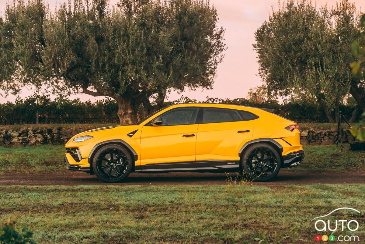 Lamborghini Urus 2025, de profil