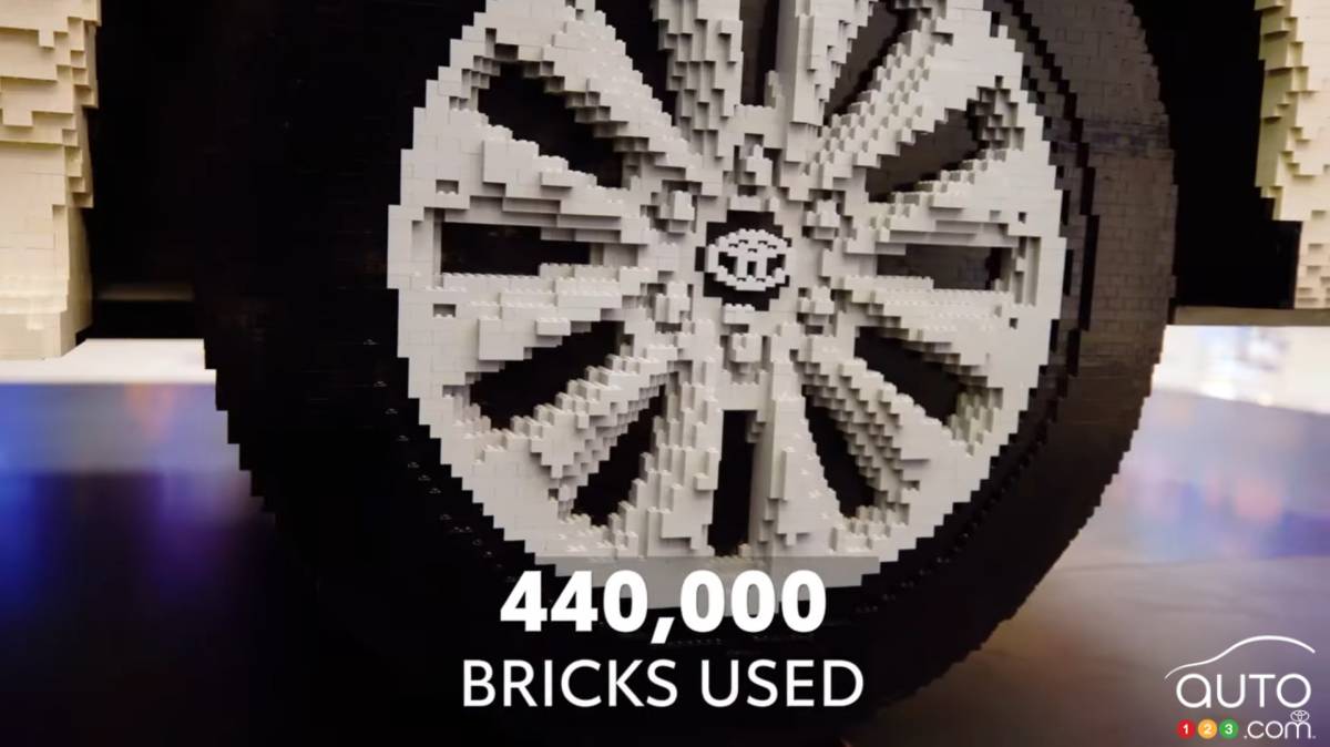 Le Toyota Land Cruiser fait en Lego, roue