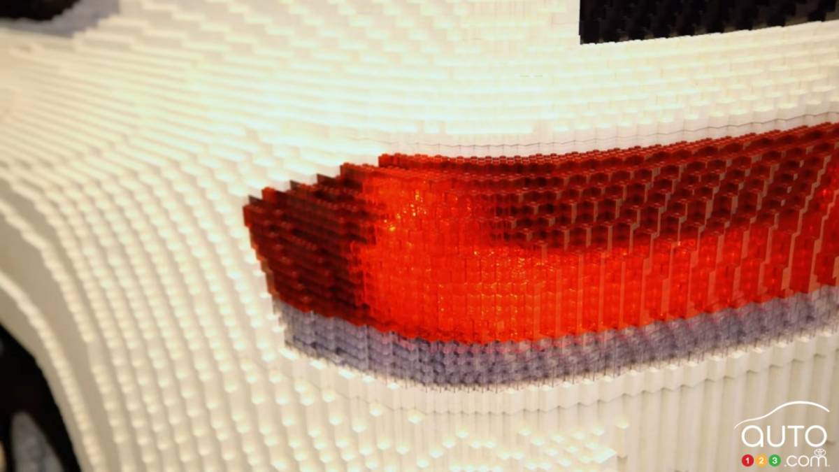 Le Toyota Land Cruiser fait en Lego, feu