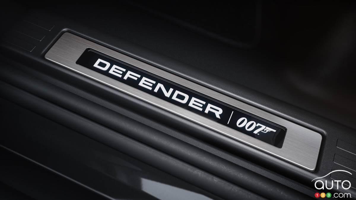 Land Rover Defender James Bond Edition, écusson 2