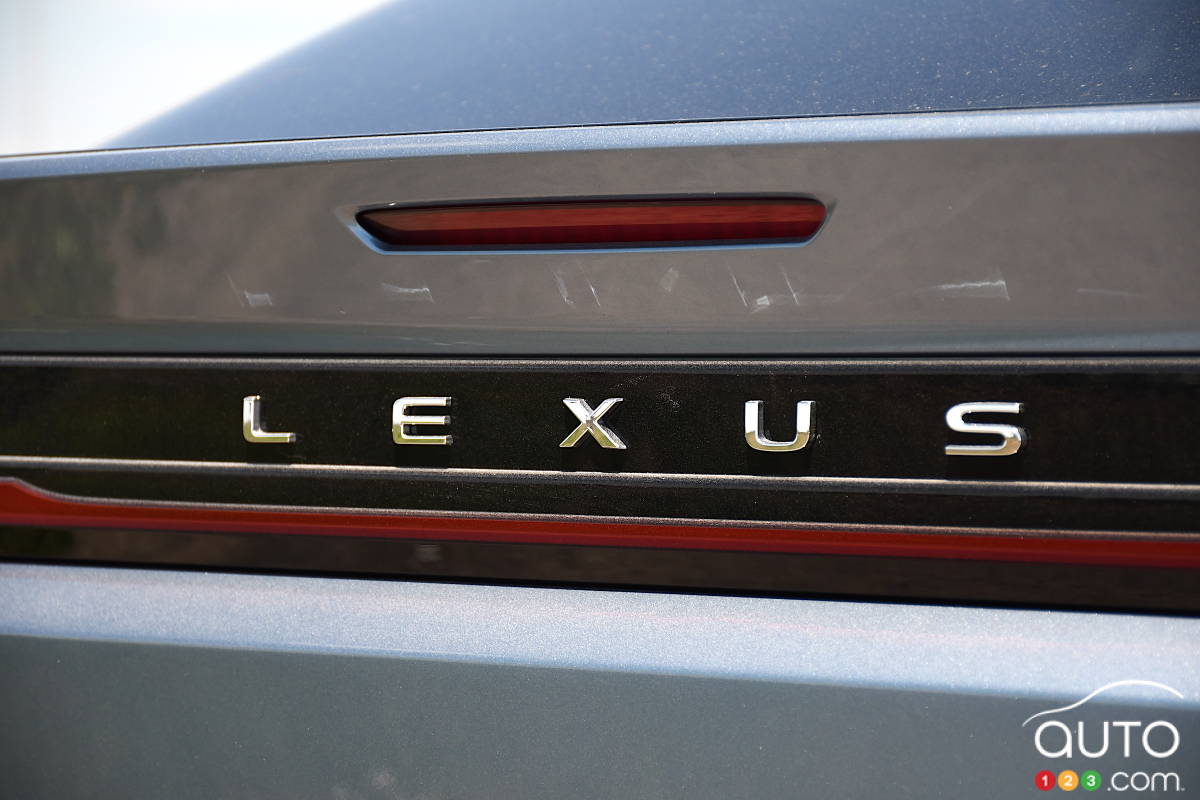 Aperçu de Lexus RZ 450e 2023 de l'arrière