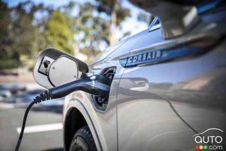 Lincoln Corsair Grand Touring, charging port