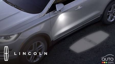 LED lamps display the Lincoln logo on the ground when users approach the vehicle.