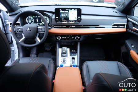 2023/24 Mitsubishi Outlander PHEV, interior